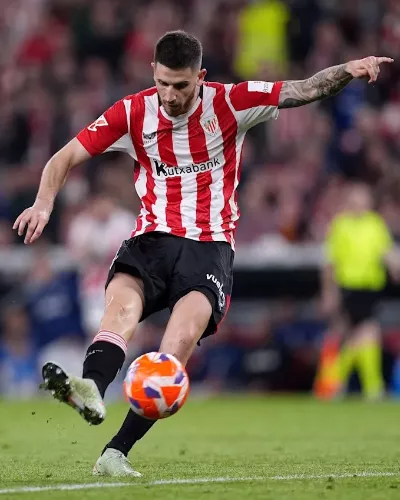 Oihan Sancet pasando el balón en partido del Athletic Club