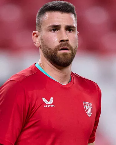 Unai Simón realizando una parada espectacular como portero del Athletic